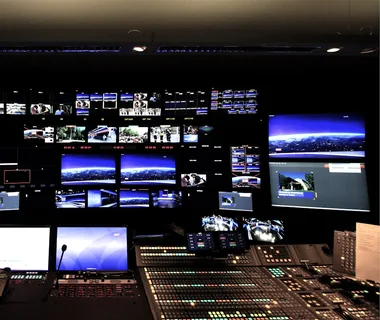 Postazione tecnica con monitor per il controllo dei segnali video